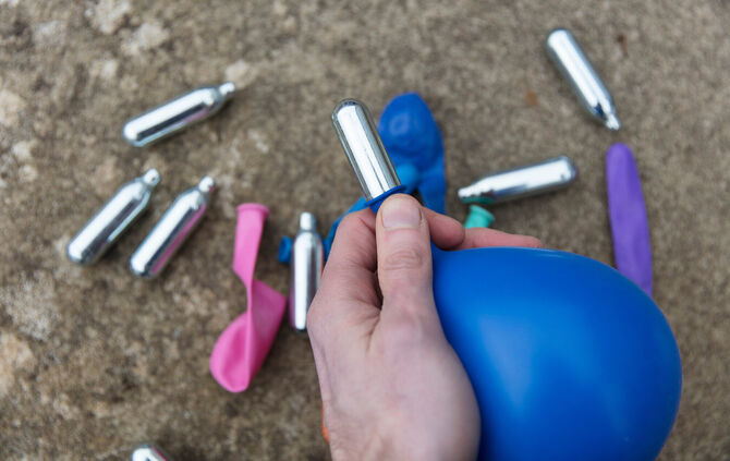 Lachgas wird typischerweise in Luftballons umgefüllt und dann inhaliert.