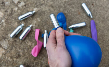 Lachgas wird typischerweise in Luftballons umgefüllt und dann inhaliert.