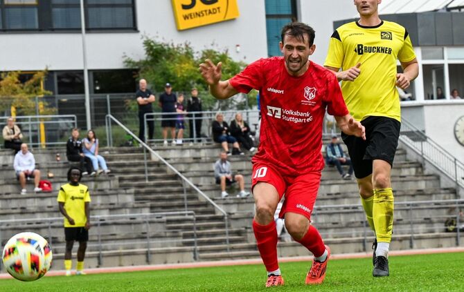 Es läuft nicht für den TV Oeffingen um Co-Spielertrainer Maldin Ymeraj (in Rot).