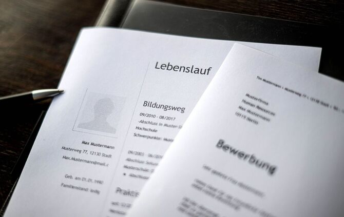 Bewerbungsunterlagen liegen auf einem Tisch