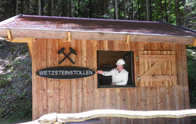 Das Eingangsgebäude des Besucherbergwerks Wetzsteinstollen in Spiegelberg-Jux.