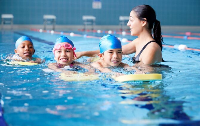 Für Schwimmkurse stehen in Waiblingen aktuell weniger Wasserflächen zur Verfügung als bisher (Symbolfoto).