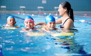 Für Schwimmkurse stehen in Waiblingen aktuell weniger Wasserflächen zur Verfügung als bisher (Symbolfoto).