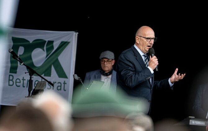 Ministerpräsident Woidke bei der Ölraffinerie PCK