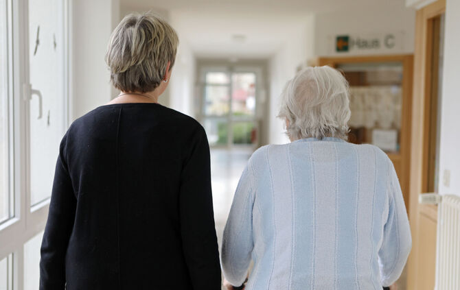 Die Pflege von Familienmitgliedern verlangt von den Betroffenen viel ab, körperlich wie emotional.