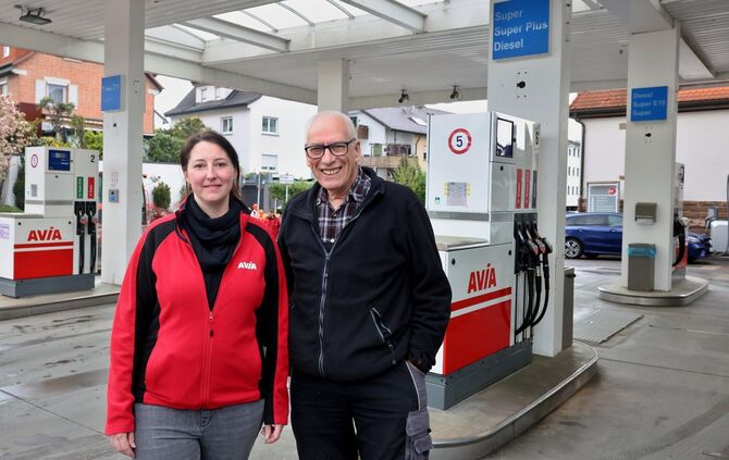 Nina Erhardt und ihr Vater Hans Georg Erhardt in ihrer Avia-Tankstelle in Schmiden.