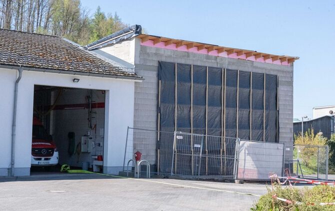 Löschfahrzeuge passen nicht in Feuerwehrhaus