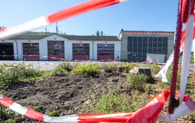 Löschfahrzeuge passen nicht in Feuerwehrhaus