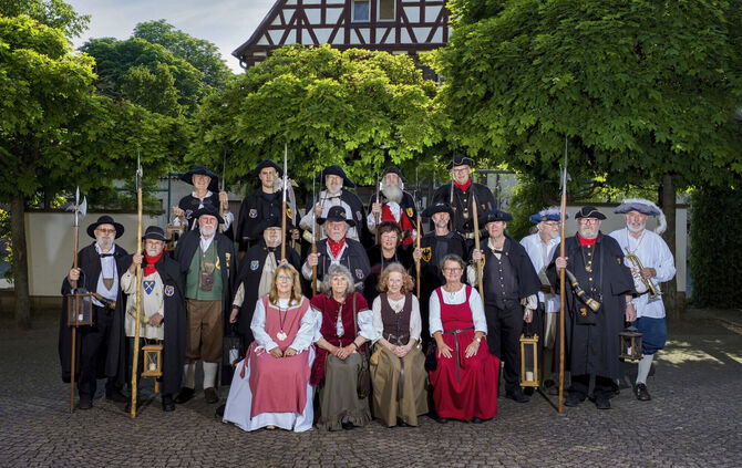 Mitglieder der Baden-Württembergischen Nachtwächter- und Türmerzunft in historischer Gewandung.