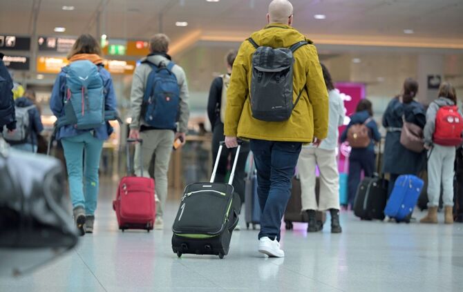 Der Rollkoffer kostet bei Lufthansa künftig extra. (Symbolbild)