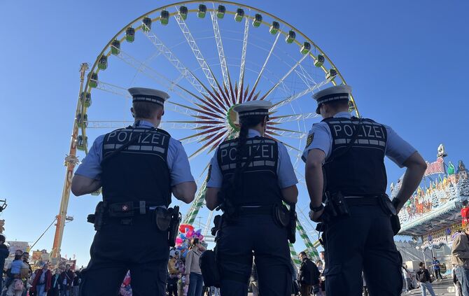 Die Polizei zeigt große Präsenz auf dem Frühlingsfest.