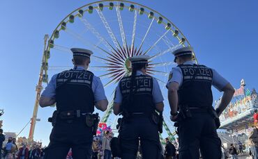 Die Polizei zeigt große Präsenz auf dem Frühlingsfest.