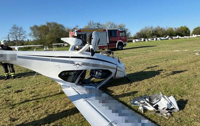 Kleinflugzeug überschlägt sich bei Landung - zwei Verletzte
