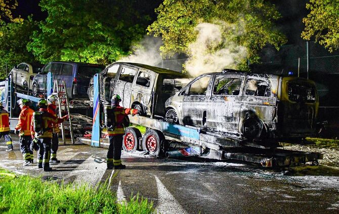 Autotransporter brennt – Polizei geht von Brandstiftung aus