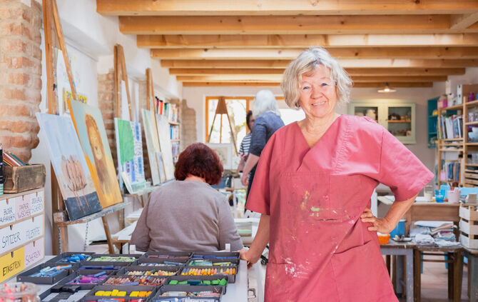 Angelika Feilhauer in ihrer Kunstschule Weitsicht: "Einfach hier die Tür aufmachen und weg sein."