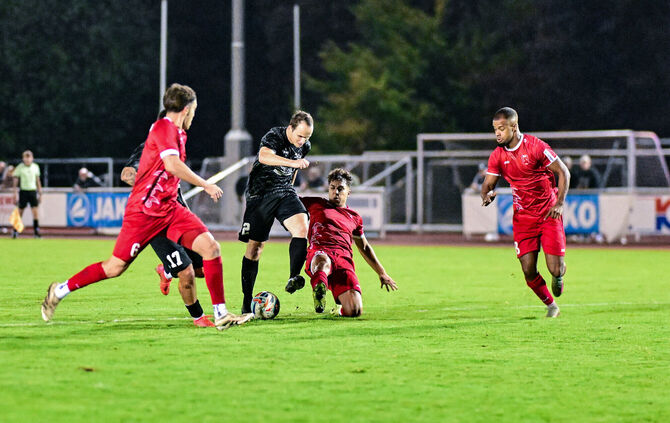 Das Hinspiel zwischen dem FSV Waiblingen (in Schwarz) und dem SV Fellbach (in Rot) endete 2:2 – der Waiblinger Fabian Kolb wird