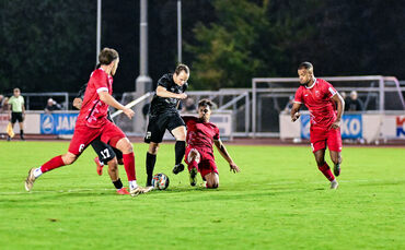 Das Hinspiel zwischen dem FSV Waiblingen (in Schwarz) und dem SV Fellbach (in Rot) endete 2:2 – der Waiblinger Fabian Kolb wird 