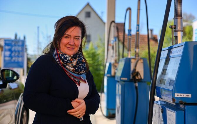 Sanela Vasić tankt in Haubersbronn. Sie fährt bewusster Auto, seit die Spritpreise so gestiegen sind.