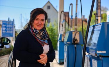 Sanela Vasić tankt in Haubersbronn. Sie fährt bewusster Auto, seit die Spritpreise so gestiegen sind.