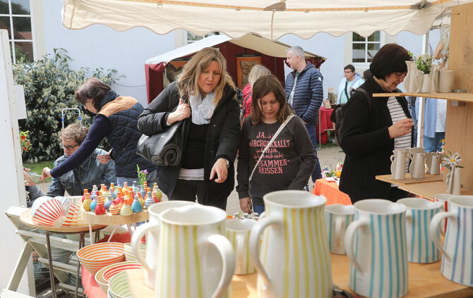 Beim Töpfermarkt in Urbach kann nach Herzenslust gestöbert werden.