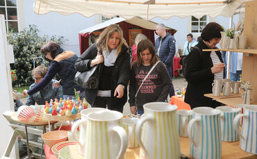 Beim Töpfermarkt in Urbach kann nach Herzenslust gestöbert werden.