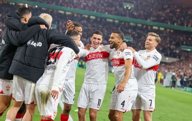 Die VfB-Profis feiern den Einzug ins Pokalfinale – und die sichere Quali für die EL.