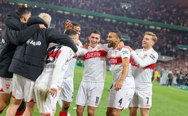 Die VfB-Profis feiern den Einzug ins Pokalfinale – und die sichere Quali für die EL.