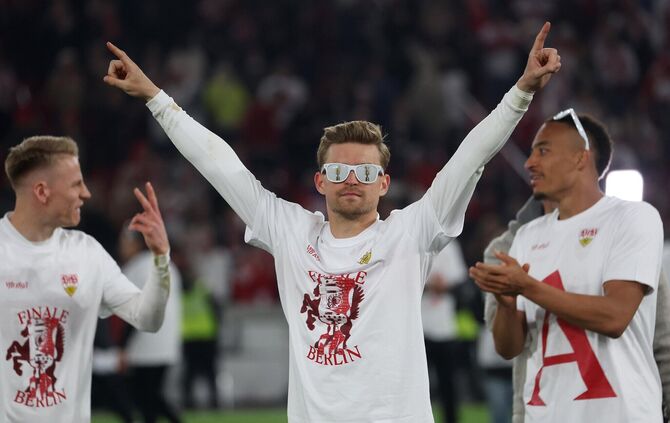 Maximilian Mittelstädt und seine DFB-Pokal-Brille nach dem Sieg im Halbfinale.