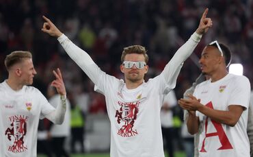 Maximilian Mittelstädt und seine DFB-Pokal-Brille nach dem Sieg im Halbfinale.