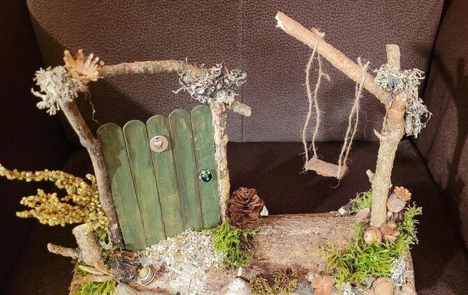 Kinder und Erwachsene können im Stadtteil- und Familienzentrum Feentüren aus Naturmaterialien bauen.