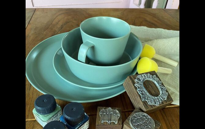 Materialien für den Keramik-Workshop beim Europäischen Kultursommer in Fellbach: Teller, Tasse und Stempel.