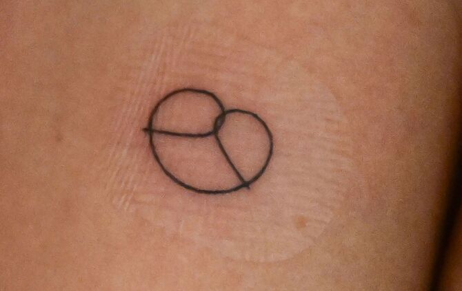 Polizist lässt sich Brezel-Tattoo auf Wahlparty stechen