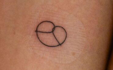 Polizist lässt sich Brezel-Tattoo auf Wahlparty stechen