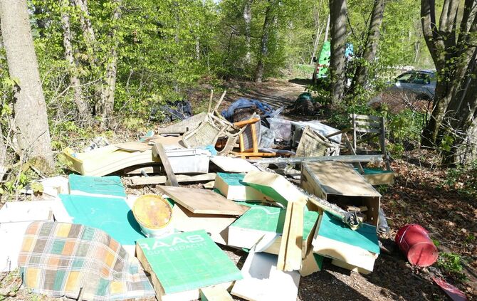 In dem Müllberg befinden sich neben sämtlichen Unrat auch Ölkanister mit Altöl.