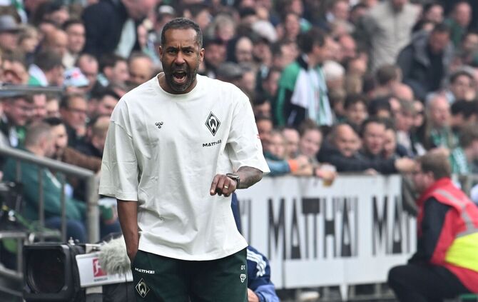 Nach dem Sieg im Nordderby will Werder-Trainer Daniel Thioune in Stuttgart jubeln. (Archivbild)