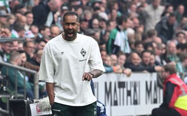 Nach dem Sieg im Nordderby will Werder-Trainer Daniel Thioune in Stuttgart jubeln. (Archivbild)