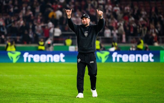 Ein prickelnder Moment: Sebastian Hoeneß genießt die frenetische Stimmung im Stadion.