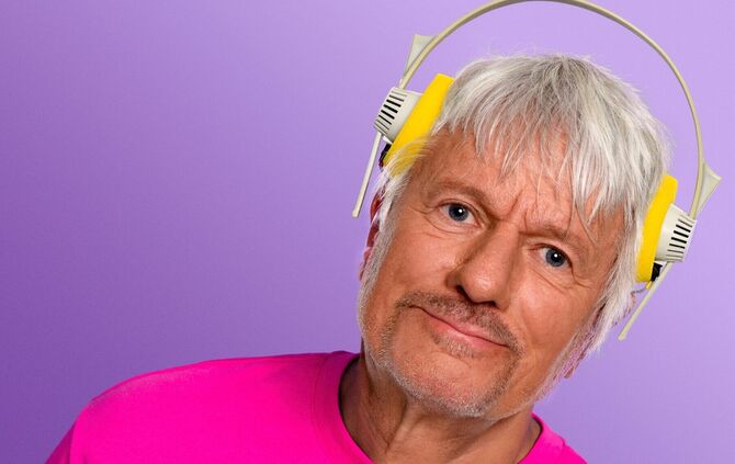 Der Kabarettist Jürgen Becker präsentiert sein Programm „Deine Disco" im Renitenztheater Stuttgart.