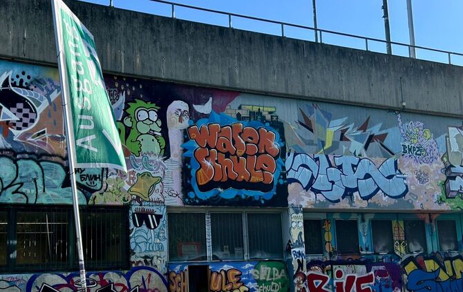 Direkt unter der König-Karl-Brücke am Eingang zum Wasen-Gelände pauken die Kinder der Schaustellerfamilien.