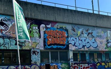 Direkt unter der König-Karl-Brücke am Eingang zum Wasen-Gelände pauken die Kinder der Schaustellerfamilien.