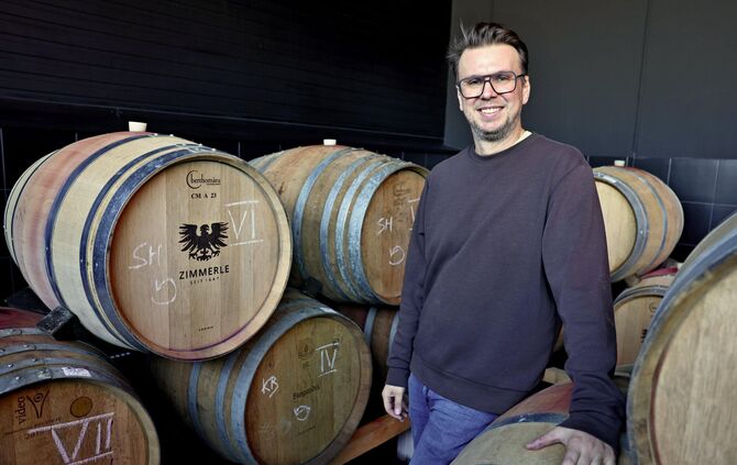 Winzer Jens Zimmerle im Barrique-Keller zwischen den Fässern, in denen der Wein anderthalb bis zwei Jahre reift.