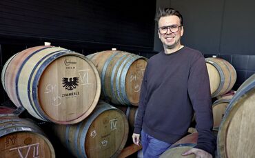 Winzer Jens Zimmerle im Barrique-Keller zwischen den Fässern, in denen der Wein anderthalb bis zwei Jahre reift.