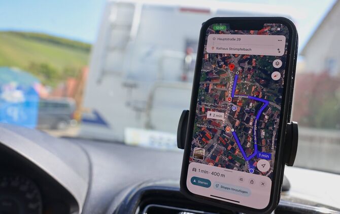 Auf Google Maps wirkt es so, als ob die Ortsdurchfart von Strümpfelbach schon deutlich vorm Alten Rathaus (Hauptstraße 1) voll g