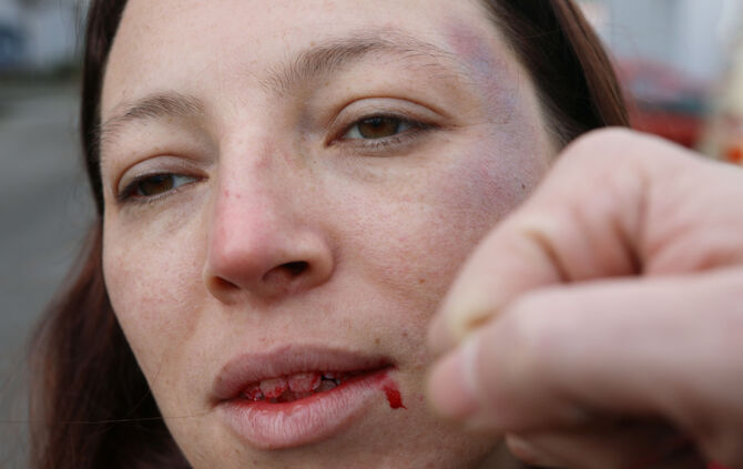 Es geht oftmals ganz einfach darum, die Frau zum Schweigen zu bringen. Die Drohung, "ich hau dir in die Fresse", wird dann in di