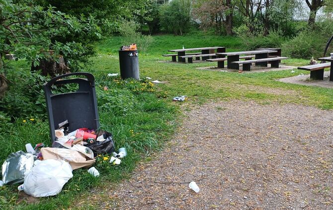 Vermüllt und teils zerstört: So hat Ulrich Mende den Rastplatz an der Rems am Sonntag, 19. April, vorgefunden.