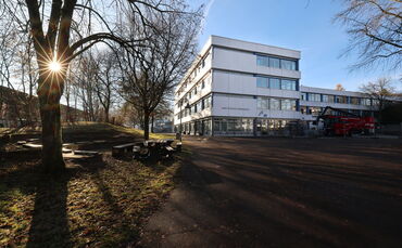 Baujahr 1970: Das Max-Planck-Gymnasium im Schulzentrum Grauhalde in Schorndorf.