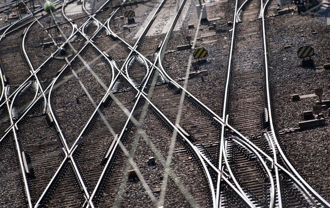 Der Bahnverkehr im Großraum Stuttgart ist durch den Brand beeinträchtigt. (Symbolbild)