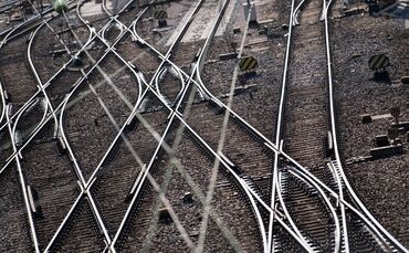 Der Bahnverkehr im Großraum Stuttgart ist durch den Brand beeinträchtigt. (Symbolbild)
