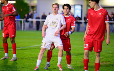 90 Minuten Tuchfühlung: Am Ende holte sich der SV Fellbach (Rot) gegen den FSV Waiblingen (Weiß) den Derbysieg.