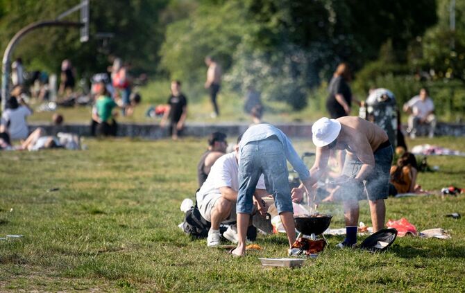 Menschen grillen im Park